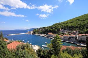 布拉托Apartments with a parking space Prigradica, Korcula - 193的享有海港和水中船只的景色