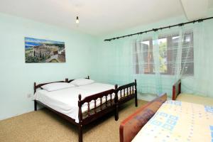 布拉托Apartments with a parking space Prigradica, Korcula - 193的一间卧室设有两张床和窗户。