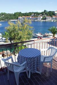 拉茨斯切Apartments by the sea Racisce, Korcula - 161的阳台配有桌椅,享有水景