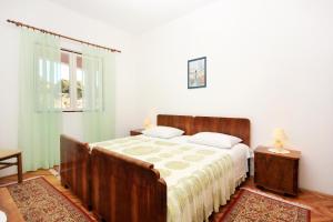 普利兹巴Apartments by the sea Grscica, Korcula - 169的一间卧室设有一张大床和一个窗户。