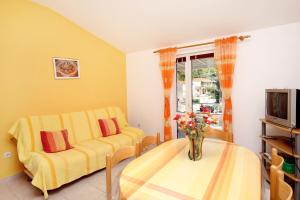 普利兹巴Apartments by the sea Grscica, Korcula - 169的客厅配有黄色的沙发和桌子