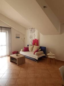 拉茨斯切Apartments by the sea Racisce, Korcula - 151的客厅配有白色的沙发和桌子