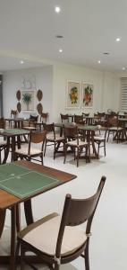 马里利亚马里利亚JR酒店的一间摆放着木桌和椅子的房间