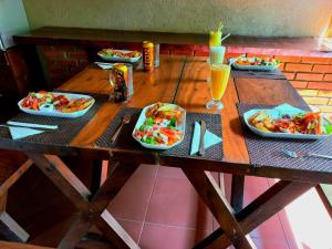 康提弗拉玛康提酒店的一张木桌,上面放着食物和饮料