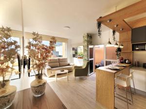 拉奥罗塔瓦The Valley View Apartments的厨房以及带沙发和桌子的客厅。