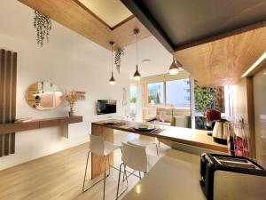 拉奥罗塔瓦The Valley View Apartments的厨房配有白色的椅子和带桌子的柜台。