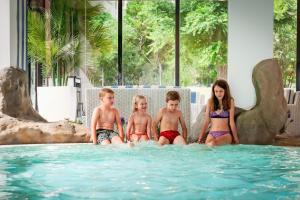 卡托利卡全景酒店 的一群儿童坐在游泳池里
