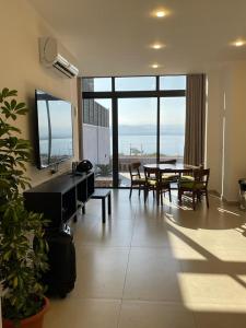 索瓦马Follow Sea Villa的客厅设有桌子和大窗户