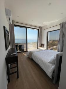 索瓦马Follow Sea Villa的一间卧室配有一张床,享有海景