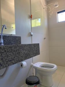 托坎廷斯州圣费利克斯Pousada Amanhecer no Jalapão的一间带卫生间和台面的浴室