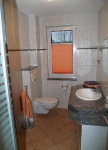 宾茨Ferienhaus-Binz的一间带卫生间、水槽和窗户的浴室