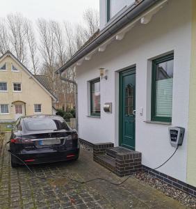 宾茨Ferienhaus-Binz的停车场位于房子外