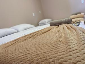 托坎廷斯州圣费利克斯Pousada Amanhecer no Jalapão的床上有毯子