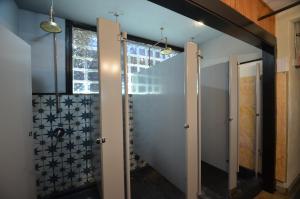 普罗维登斯Michie Hostel的浴室设有步入式淋浴间,位于窗户旁