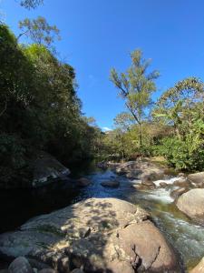 维奥康德马奥Pousada Chalés Canto do Rio的一条河,河的两边有岩石和树木