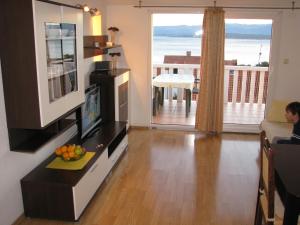 波尔皮耶里诺公寓式酒店的带电视的客厅,享有海景。