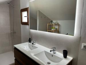 贝莱斯布兰科Casas Demi verhuurhuis的浴室设有白色水槽和镜子