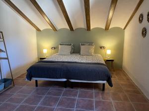 贝莱斯布兰科Casas Demi verhuurhuis的一间卧室配有一张带两张桌子和两盏灯的床。