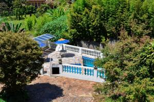 欧鲁普雷图索拉尔玛丽亚酒店的享有带围栏和遮阳伞的游泳池的顶部景致