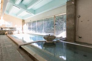 本宫川汤绿屋山水馆酒店的大型客房内的游泳池与喷泉