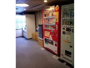 札幌Hotel Yukita - Vacation STAY 20929v的室内的一台红色和白色自动售货机