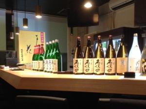 札幌Hotel Yukita - Vacation STAY 20915v的酒吧里一排葡萄酒