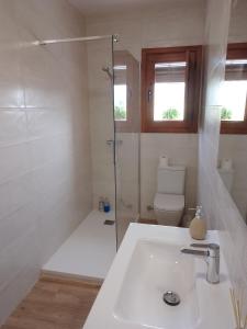 鲁比罗德莫拉Casa El Caminero的带淋浴、盥洗盆和卫生间的浴室