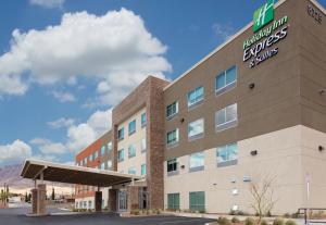 埃尔帕索Holiday Inn Express & Suites - El Paso North, an IHG Hotel的酒店前方的图片