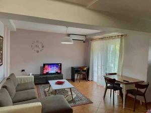 地拉那Apartment in Skanderbeg Square - Tirana Center 1的客厅配有沙发和桌子