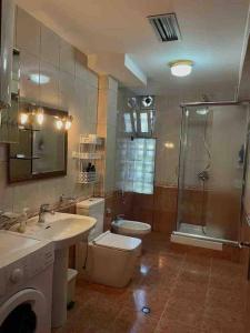 地拉那Apartment in Skanderbeg Square - Tirana Center 1的带淋浴、卫生间和盥洗盆的浴室