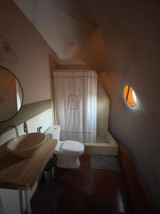 波特雷里约斯Denmoza Eco Lodge的浴室配有白色卫生间和盥洗盆。