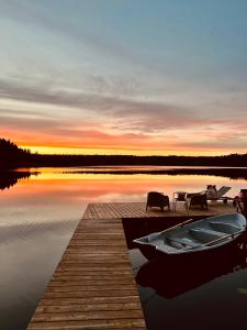 LakajaViesuliškės Lakeside Glamping的日落时分在水面上停靠的码头