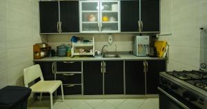 利雅德شاليه خاص的厨房配有黑色橱柜和水槽