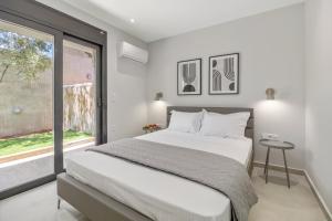 苏尼翁Greek Dream Homes Thimari的一间卧室设有一张大床和一个窗户。