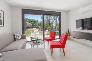 苏尼翁Greek Dream Homes Thimari的带沙发和红色椅子的客厅