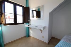 阿尔布费拉Old Town Apartments 2D的一间卧室配有水槽、镜子和一张床