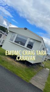 艾尔EMDMC Craig Tara Caravan的一辆大篷车停在路边