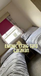 艾尔EMDMC Craig Tara Caravan的一间卧室配有一张床,房间设有窗户