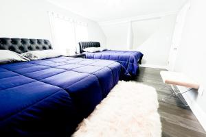 尼亚加拉瀑布The Ashland Manor的卧室配有两张床和白色地毯。