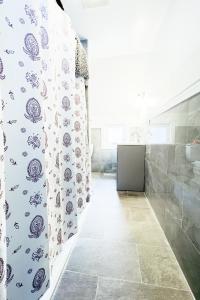 尼亚加拉瀑布The Ashland Manor的浴室配有淋浴帘和瓷砖地板。