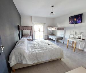 玛德琳港Vida, hotel de playa的一间卧室配有一张床、一张桌子和一个窗户。