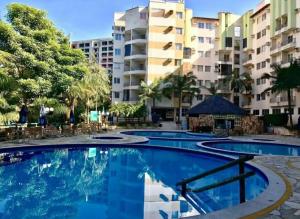 热河市Thermas Paradise Apart的一座位于酒店后面的游泳池