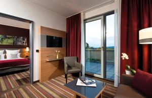 弗尔克林根弗尔克林根萨尔布吕肯莱昂纳多酒店的配有一张床和一张书桌的酒店客房