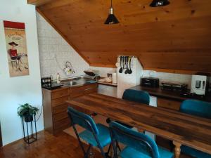 博尔Vila Jezerski raj的厨房配有木制柜台和蓝色椅子