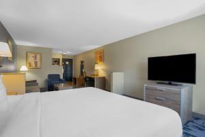 克劳福德维尔克劳福德维尔贝斯特韦斯特优质套房酒店的配有一张床和一台平面电视的酒店客房