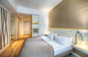 柏林柏林米特莱昂纳多酒店的一间卧室配有带白色枕头的床