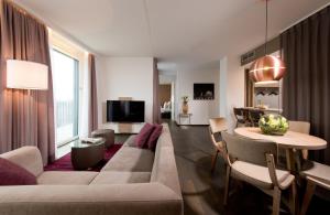 柏林柏林米特莱昂纳多酒店的客厅配有沙发和桌子