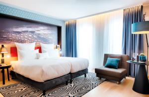慕尼黑NYX Hotel Munich by Leonardo Hotels的配有一张床和一把椅子的酒店客房