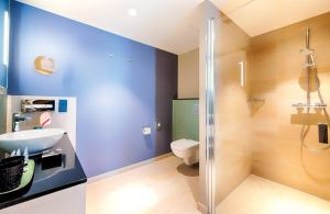 慕尼黑NYX Hotel Munich by Leonardo Hotels的一间带卫生间和水槽的浴室