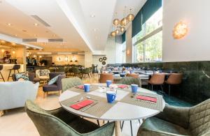 巴塞罗那巴塞罗那格兰大道莱昂纳多酒店的一间带桌椅的用餐室和一间餐厅